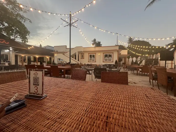 Baraza Restaurant kwa nje